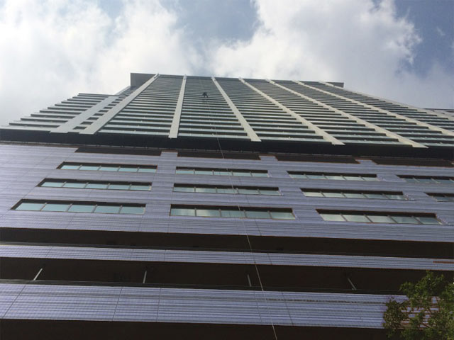 約700戸・42階建ての高層マンションを見上げた外観