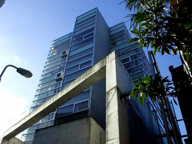 ガラス張りの高層マンションを見上げた外観