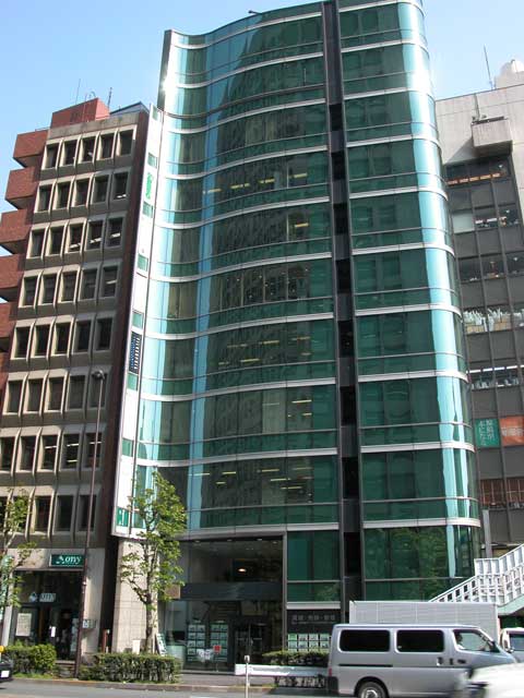 ガラス張りの高層ビル外観